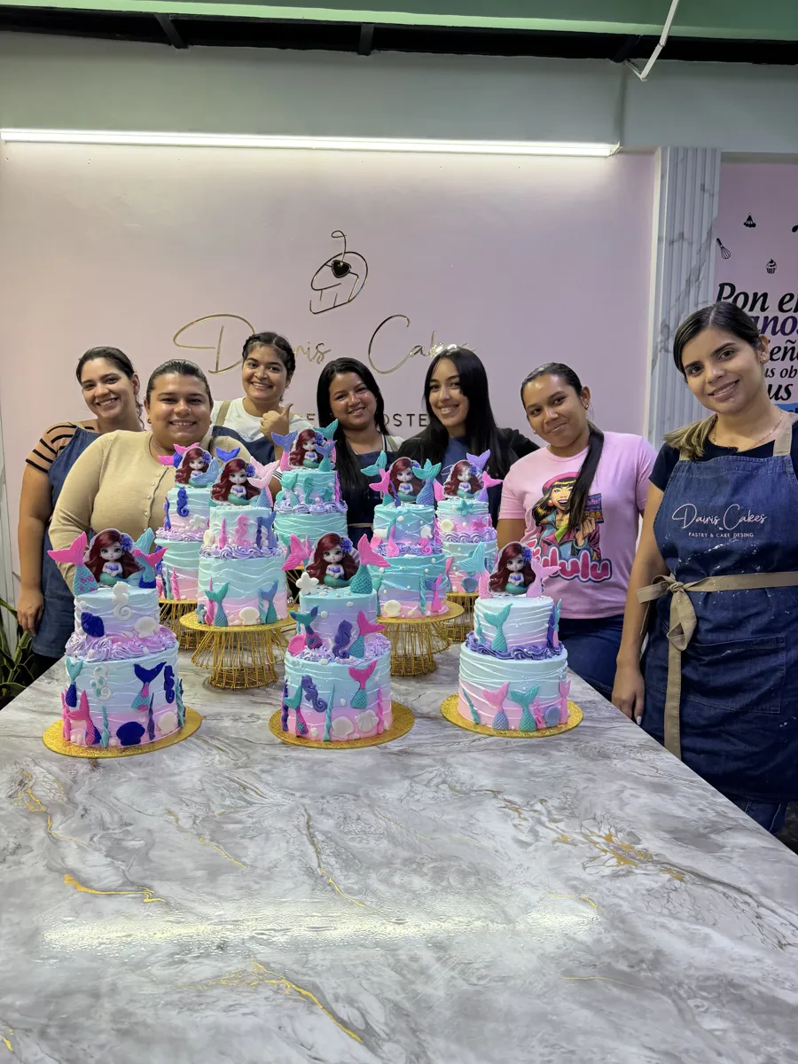 Foto del taller «Master Class Decoración en Merengue — 2 Niveles, temática La Sirenita»