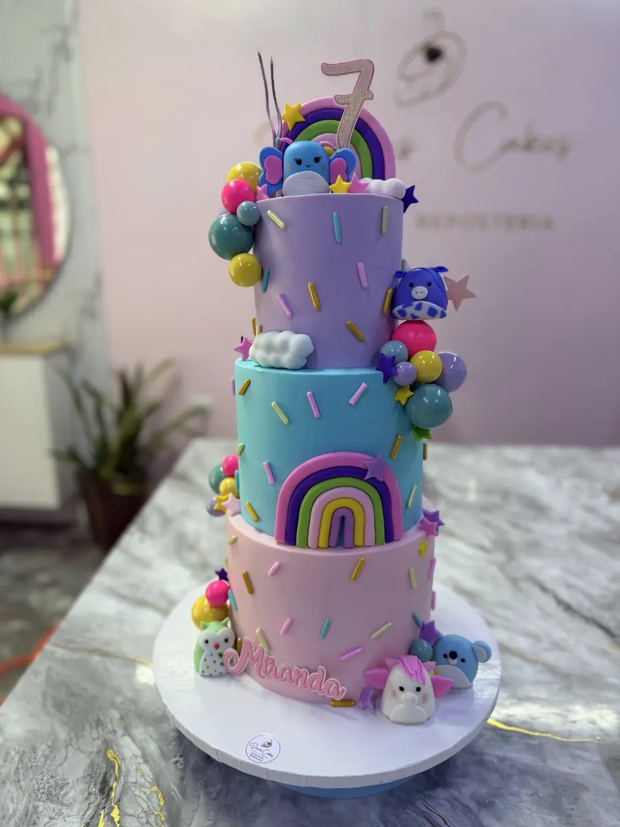 Torta arcoíris de tres pisos