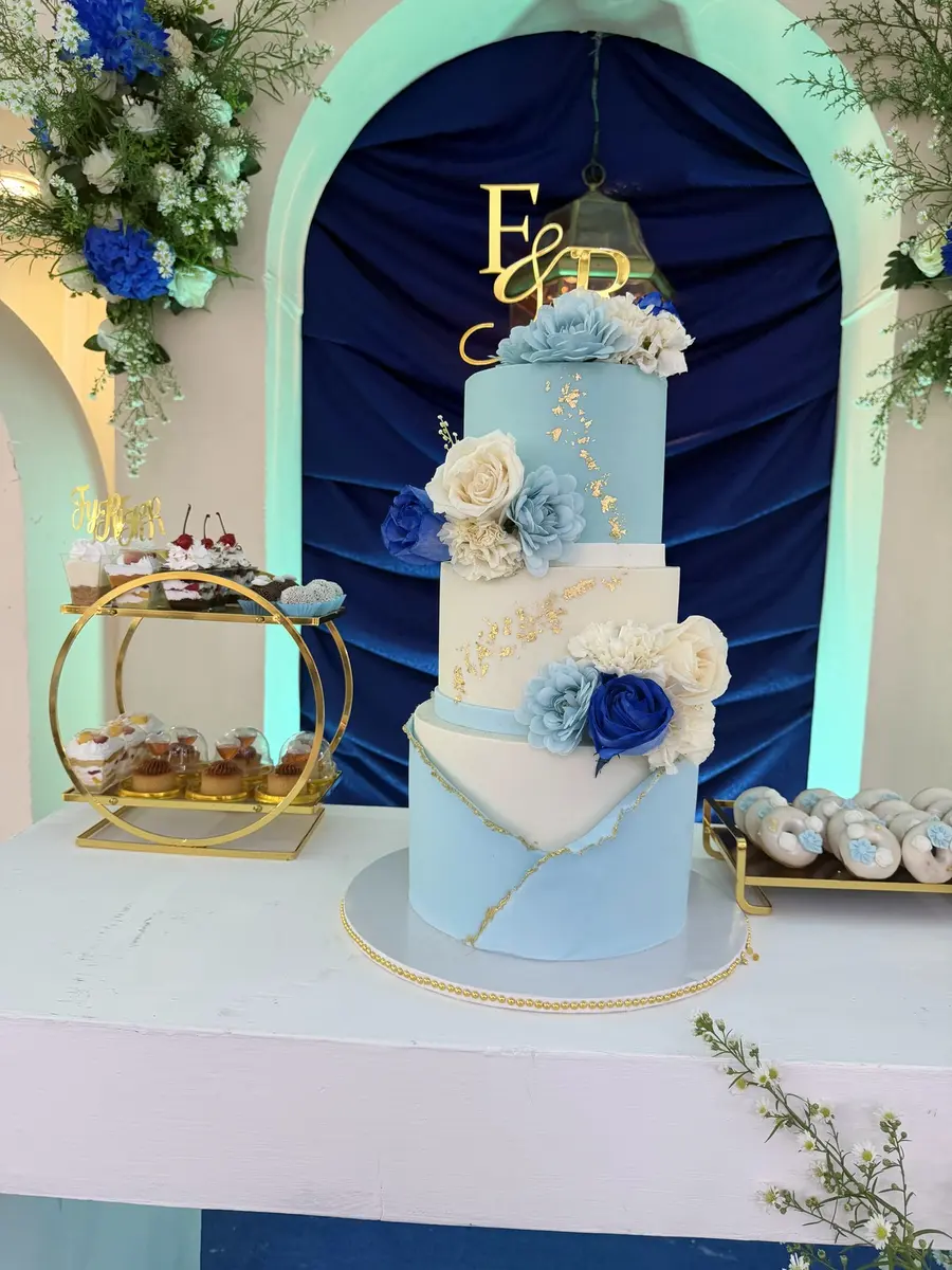 Torta de boda en azul y blanco