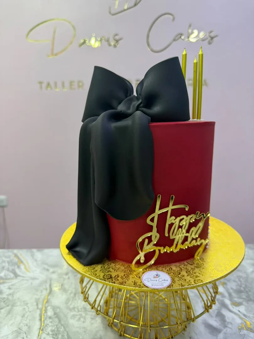 Torta de caja de regalo en rojo y negro