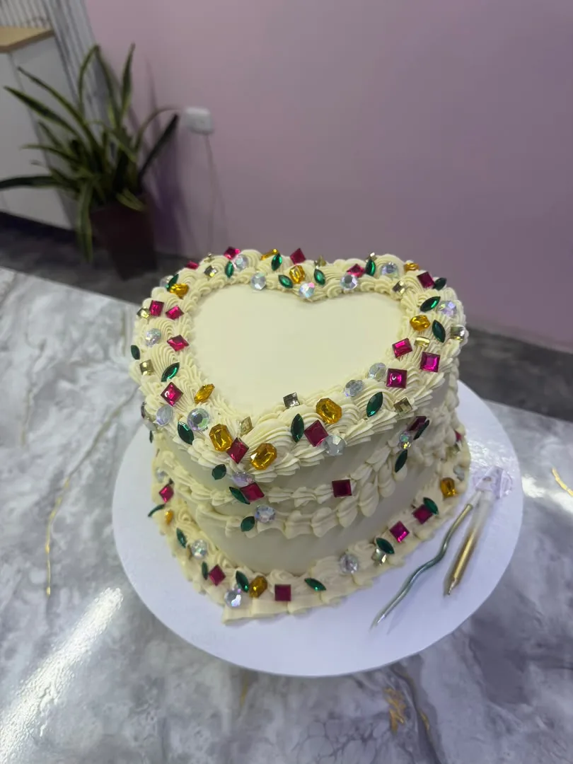 Torta de corazón con pedrería