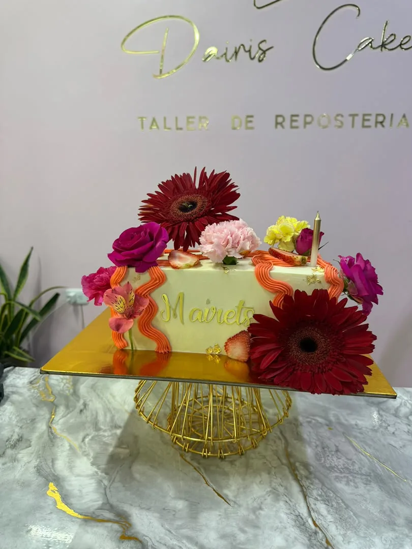 Torta rectangular con flores frescas de colores