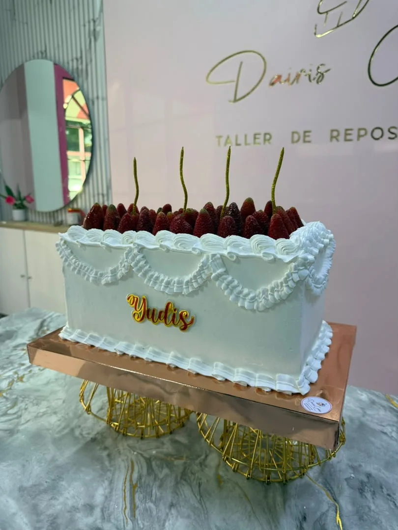 Torta de fresas con tallos dorados