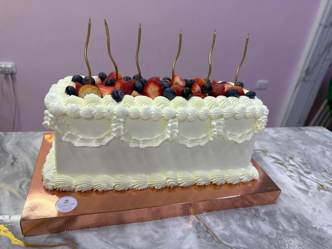 Torta fría de fresas y moras