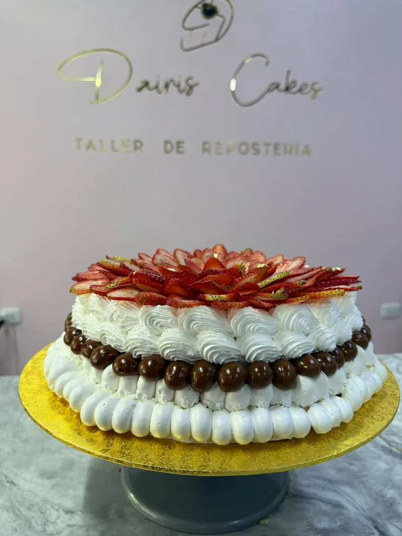 Torta fría de fresas y perlas de chocolate