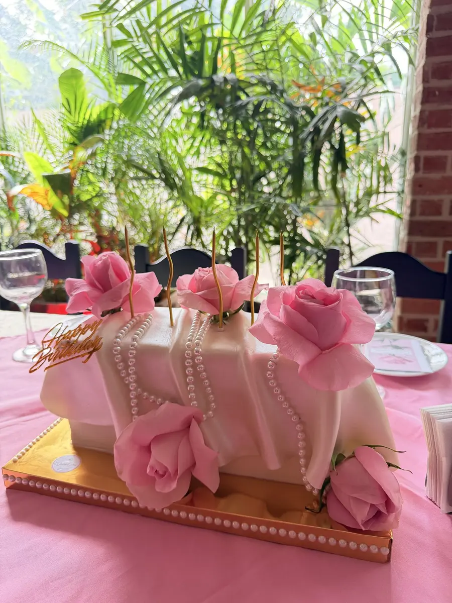 Torta de perlas y rosas