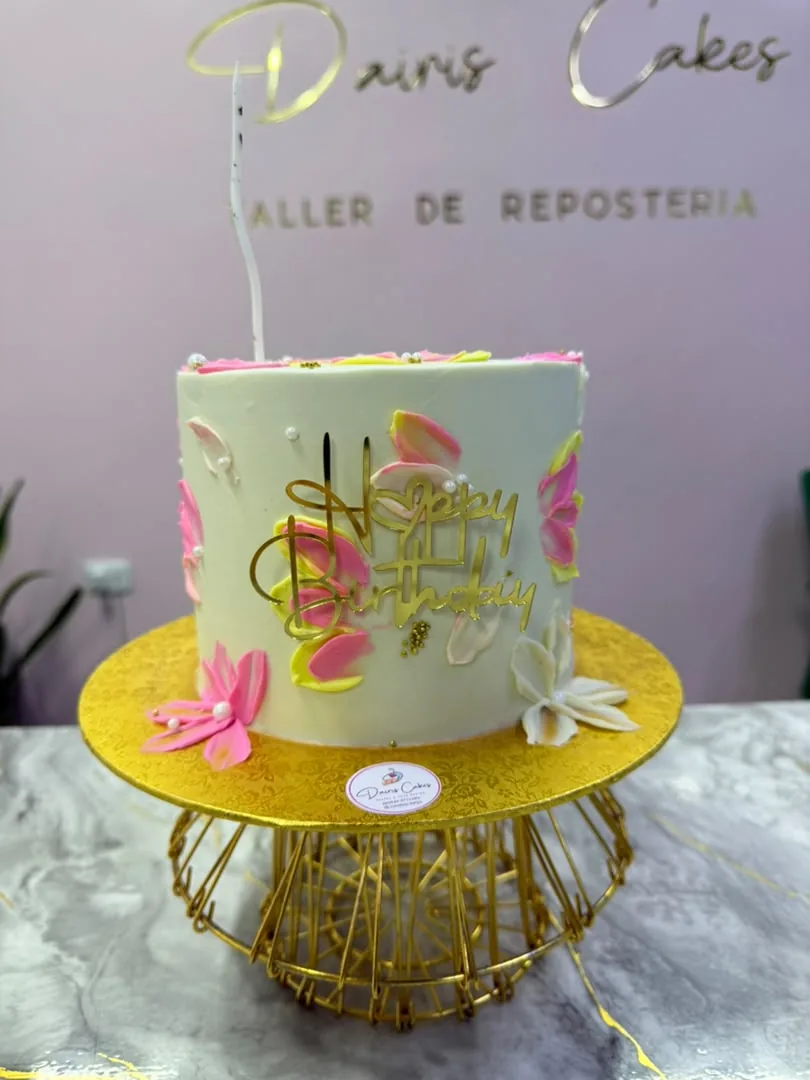 Torta con pétalos de fondant en rosa y amarillo