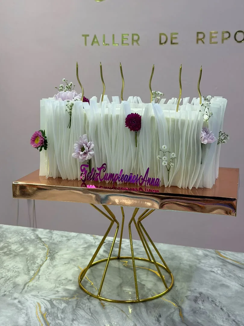 Torta de pliegues con flores en tonos morados