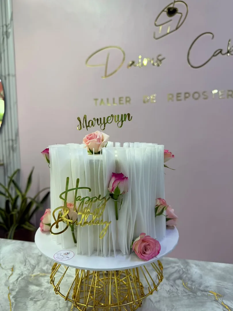 Torta de pliegues con rosas rosadas