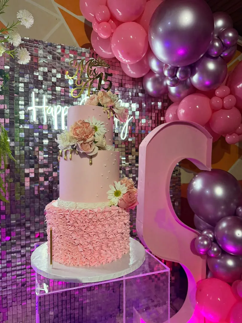 Torta de quince años en rosa con flores