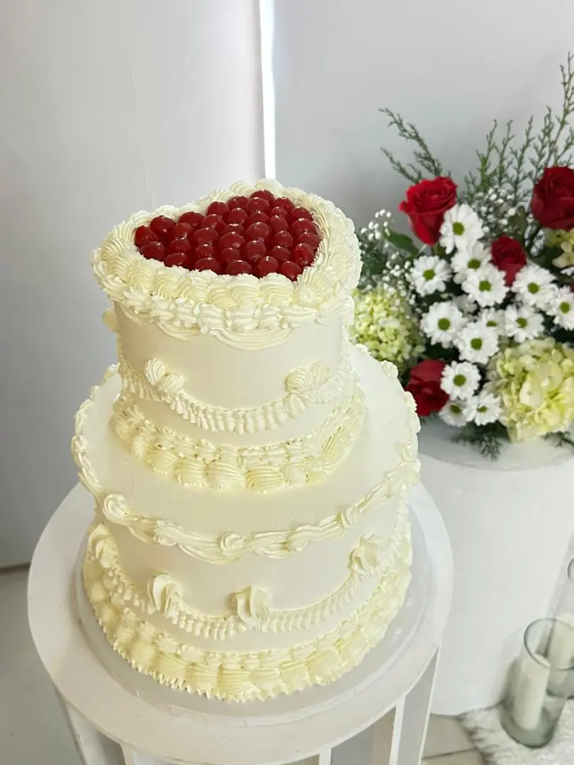 Torta vintage con corazón de cerezas